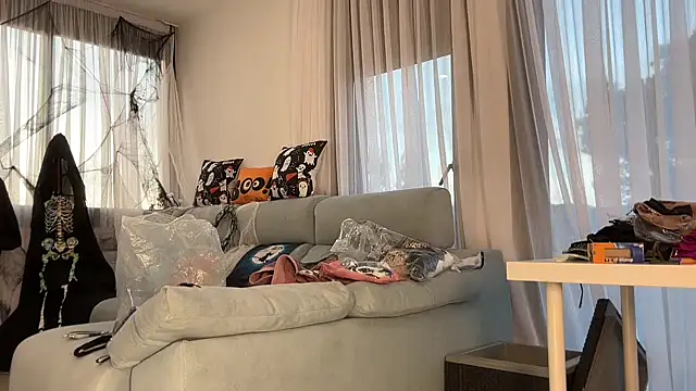 Mika Miller online show from 10/31/25, 04:36