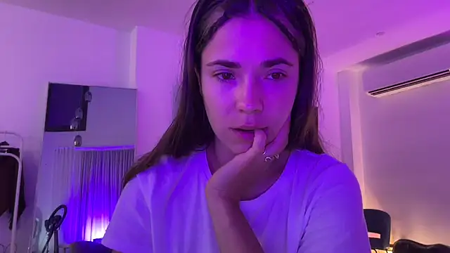 Snapshot of Mika_Miller chatting on 09/18/25, 05:43 Mika Miller online show from 09/18/25, 05:43