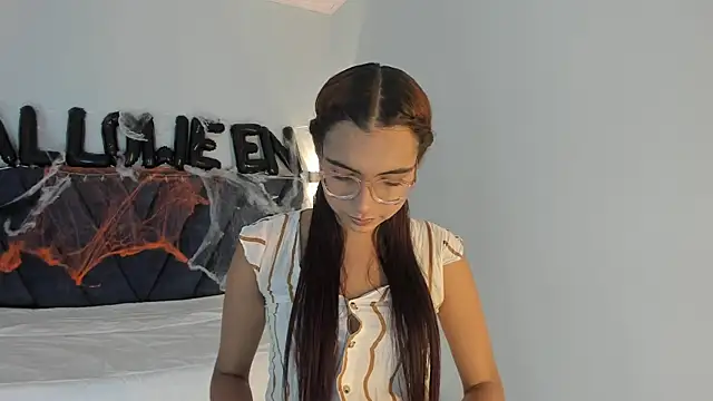 sara saenz99 online show from 10/21/25, 08:08