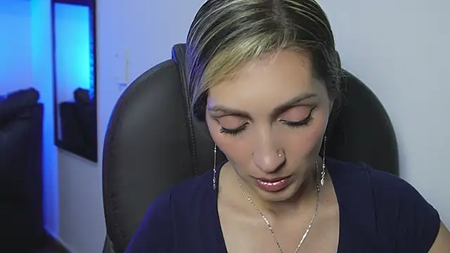 Snapshot of anny_sweet72 chatting on 04/25/26, 11:57 anny sweet72 online show from 04/25/26, 11:57