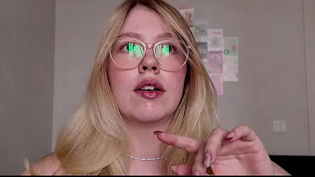 Snapshot of HoneyAudrey chatting on 11/04/25, 03:21 HoneyAudrey online show from 11/04/25, 03:21