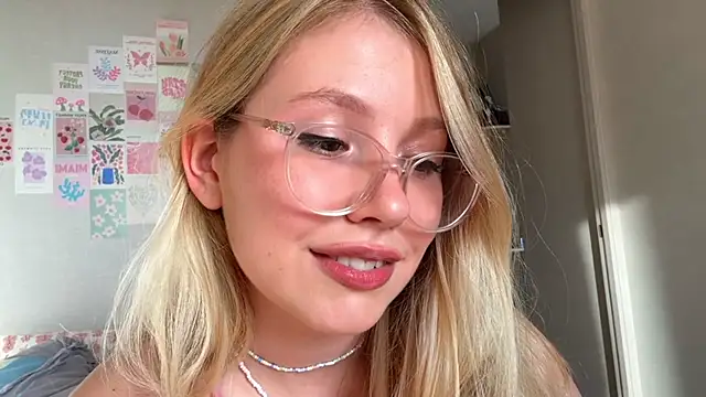 Snapshot of HoneyAudrey chatting on 09/23/25, 02:07 HoneyAudrey online show from 09/23/25, 02:07