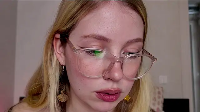 Snapshot of HoneyAudrey chatting on 11/14/25, 02:59 HoneyAudrey online show from 11/14/25, 02:59