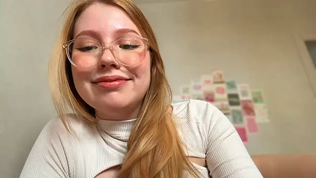 Snapshot of HoneyAudrey chatting on 04/21/26, 02:25 HoneyAudrey online show from 04/21/26, 02:25