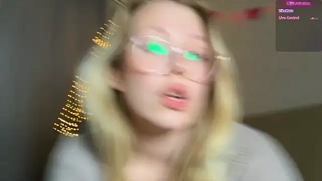 Snapshot of HoneyAudrey chatting on 12/18/24, 03:37 HoneyAudrey online show from 12/18/24, 03:37