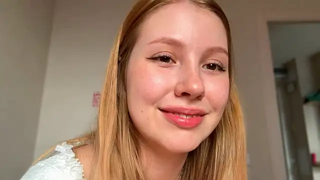 Snapshot of HoneyAudrey chatting on 04/25/26, 02:14 HoneyAudrey online show from 04/25/26, 02:14