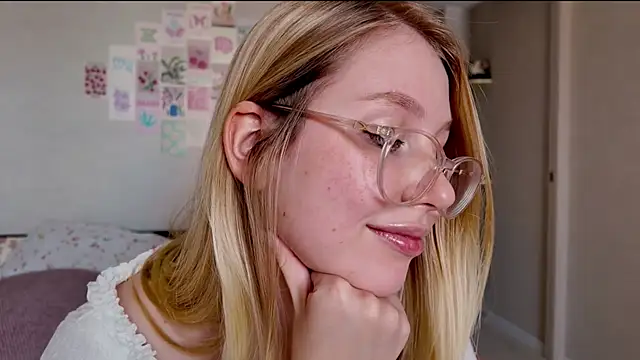 Snapshot of HoneyAudrey chatting on 11/17/25, 03:32 HoneyAudrey online show from 11/17/25, 03:32