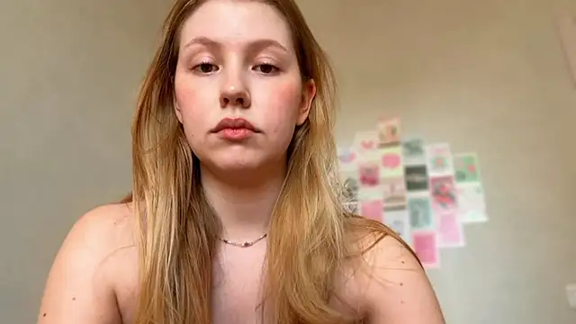 Snapshot of HoneyAudrey chatting on 05/26/26, 02:42 HoneyAudrey online show from 05/26/26, 02:42