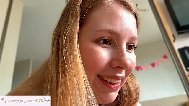 Snapshot of HoneyAudrey chatting on 05/18/26, 04:07 HoneyAudrey online show from 05/18/26, 04:07