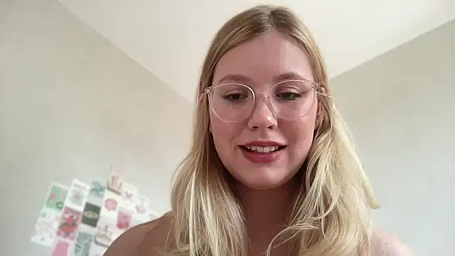 Snapshot of HoneyAudrey chatting on 09/18/25, 02:47 HoneyAudrey online show from 09/18/25, 02:47