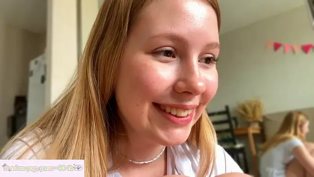 Snapshot of HoneyAudrey chatting on 05/18/26, 03:39 HoneyAudrey online show from 05/18/26, 03:39
