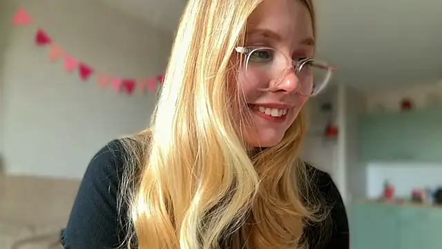 Snapshot of HoneyAudrey chatting on 10/21/25, 03:28 HoneyAudrey online show from 10/21/25, 03:28