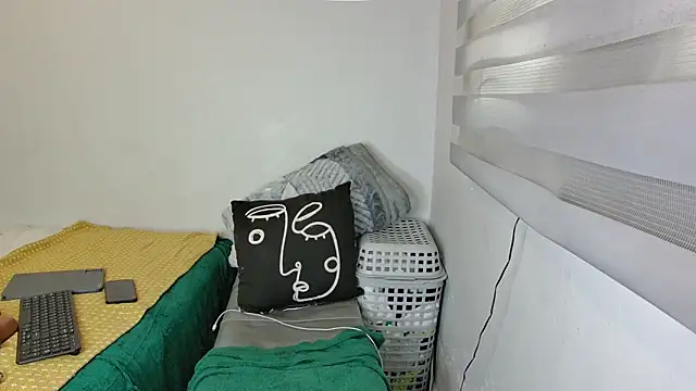 Snapshot of NaughtyKelly28 chatting on 04/18/26, 05:54 NaughtyKelly28 online show from 04/18/26, 05:54