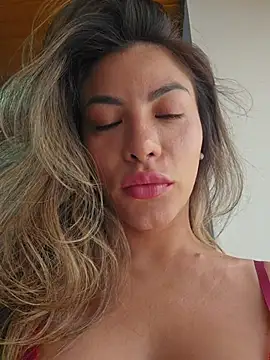 Karen San Miguel online show from 12/05/25, 03:21