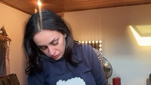 JeSuisUnTapin online show from 12/01/25, 07:42