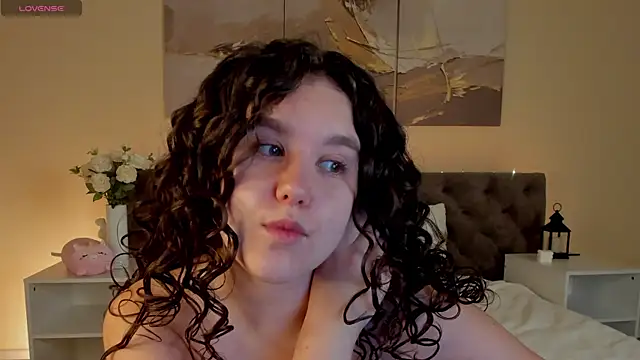 Snapshot of Ariella_Sol chatting on 07/20/26, 01:02 Ariella Sol online show from 07/20/26, 01:02