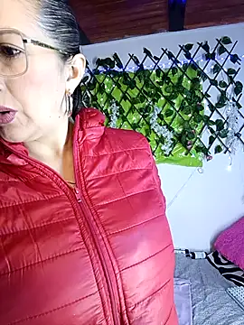 Snapshot of any_mour chatting on 04/15/26, 05:17 any mour online show from 04/15/26, 05:17