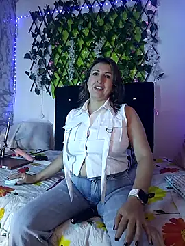 Snapshot of any_mour chatting on 02/03/26, 04:45 any mour online show from 02/03/26, 04:45