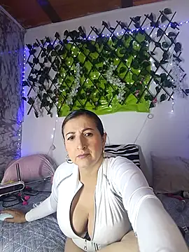 Snapshot of any_mour chatting on 03/11/26, 04:45 any mour online show from 03/11/26, 04:45