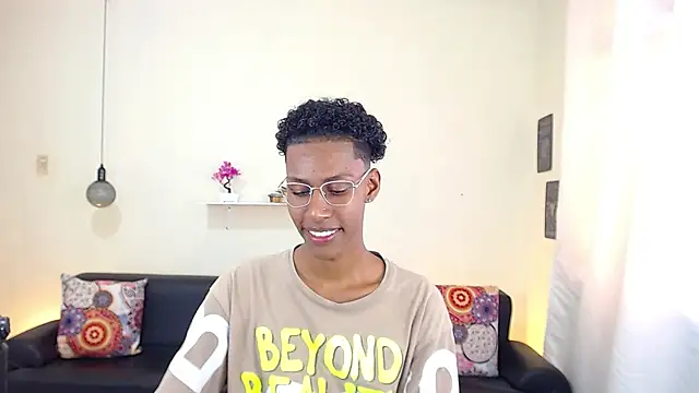 Snapshot of maiki18_ chatting on 03/05/25, 04:57 maiki18 online show from 03/05/25, 04:57
