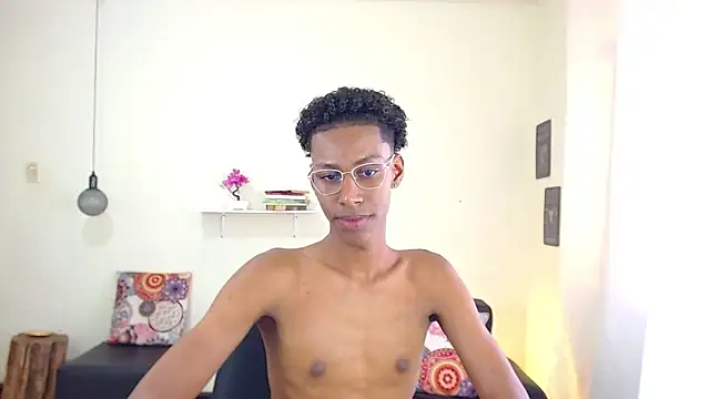 Snapshot of maiki18_ chatting on 03/06/25, 04:49 maiki18 online show from 03/06/25, 04:49