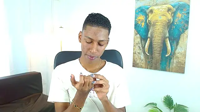 maiki18  online show from 12/22/25, 08:42