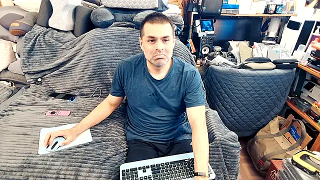 Snapshot of ClampMaster chatting on 10/18/25, 01:51 ClampMaster online show from 10/18/25, 01:51