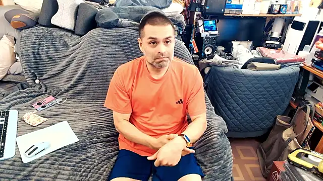 Snapshot of ClampMaster chatting on 10/11/25, 10:00 ClampMaster online show from 10/11/25, 10:00