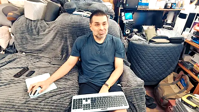 Snapshot of ClampMaster chatting on 10/18/25, 11:51 ClampMaster online show from 10/18/25, 11:51