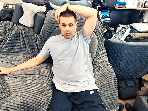 Snapshot of ClampMaster chatting on 12/19/25, 02:04 ClampMaster online show from 12/19/25, 02:04