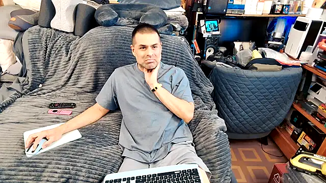 Snapshot of ClampMaster chatting on 10/10/25, 03:29 ClampMaster online show from 10/10/25, 03:29