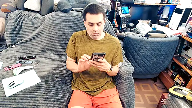 Snapshot of ClampMaster chatting on 10/04/25, 10:11 ClampMaster online show from 10/04/25, 10:11