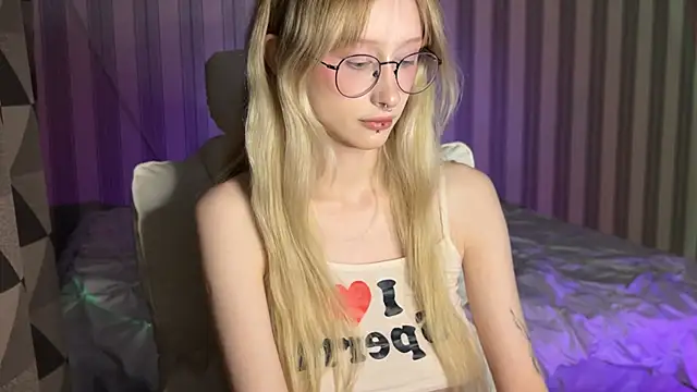 Snapshot of mayvi_cold chatting on 11/08/25, 06:33 mayvi cold online show from 11/08/25, 06:33