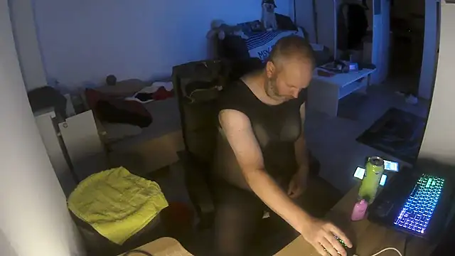 ShyBoy1982 online show from 09/20/25, 10:59