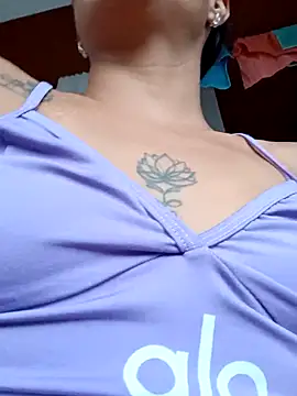 Snapshot of Leslly_ chatting on 04/15/26, 07:58 Leslly online show from 04/15/26, 07:58