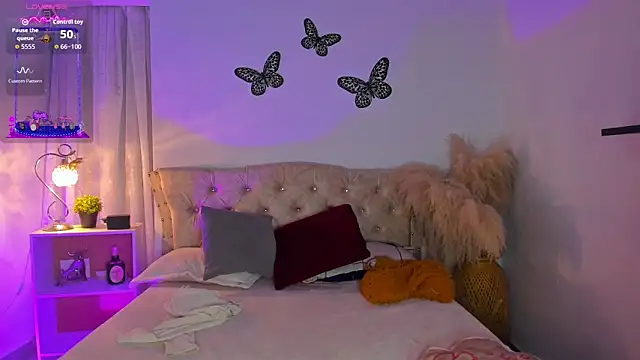 Sarahballiston  online show from 11/25/25, 01:06