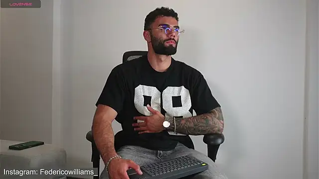 Snapshot of Derek_w chatting on 09/23/25, 05:03 Derek w online show from 09/23/25, 05:03