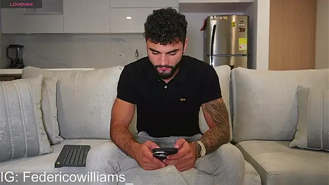 Snapshot of Derek_w chatting on 01/22/25, 08:29 Derek w online show from 01/22/25, 08:29