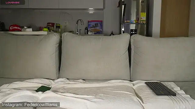 Snapshot of Derek_w chatting on 10/01/25, 02:49 Derek w online show from 10/01/25, 02:49