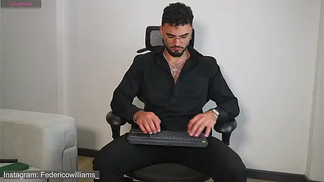 Snapshot of Derek_w chatting on 09/26/25, 03:35 Derek w online show from 09/26/25, 03:35