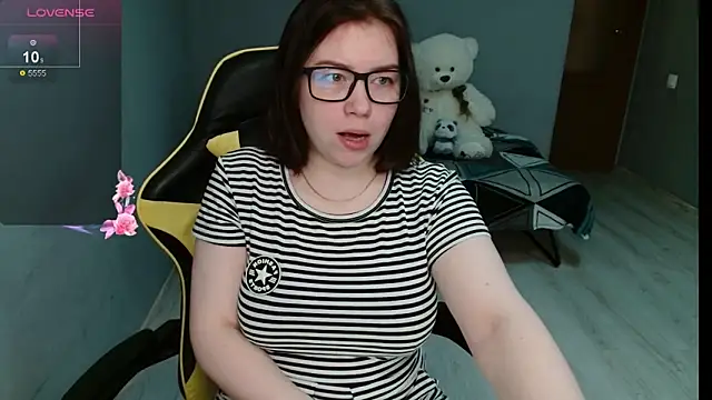 Emily Amorre online show from 10/06/25, 01:18