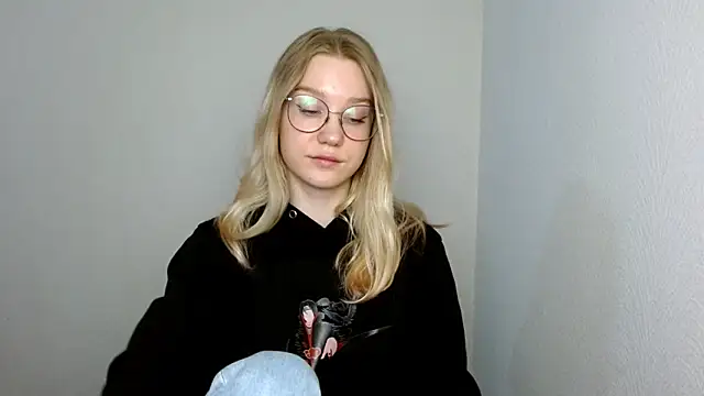 Snapshot of cindi_hot chatting on 03/20/25, 11:27 cindi hot online show from 03/20/25, 11:27