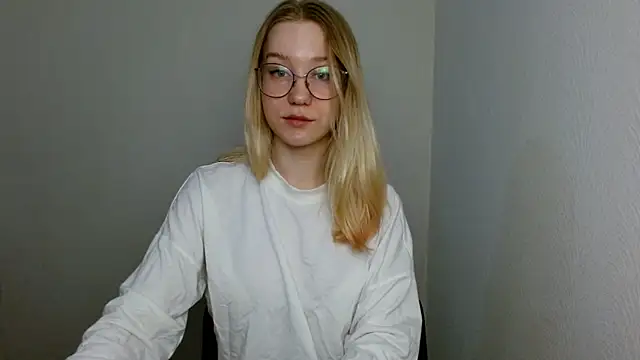 Snapshot of cindi_hot chatting on 03/17/25, 11:31 cindi hot online show from 03/17/25, 11:31