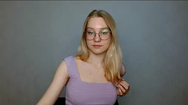 Snapshot of cindi_hot chatting on 03/02/25, 12:03 cindi hot online show from 03/02/25, 12:03