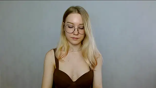 Snapshot of cindi_hot chatting on 02/25/25, 09:42 cindi hot online show from 02/25/25, 09:42