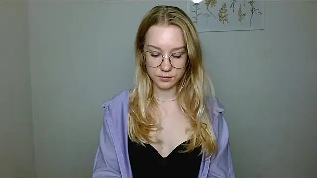 Snapshot of cindi_hot chatting on 10/07/25, 11:44 cindi hot online show from 10/07/25, 11:44