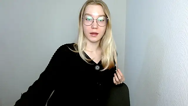 Snapshot of cindi_hot chatting on 03/18/25, 11:44 cindi hot online show from 03/18/25, 11:44