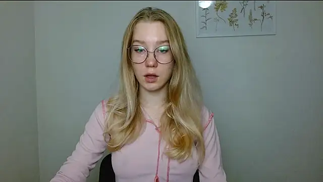 Snapshot of cindi_hot chatting on 09/28/25, 08:43 cindi hot online show from 09/28/25, 08:43