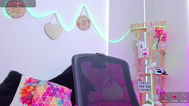 Snapshot of EmillySanders chatting on 11/15/25, 08:02 EmillySanders online show from 11/15/25, 08:02