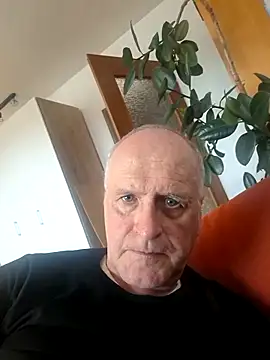 Milkasahne64 online show from 10/28/25, 09:52